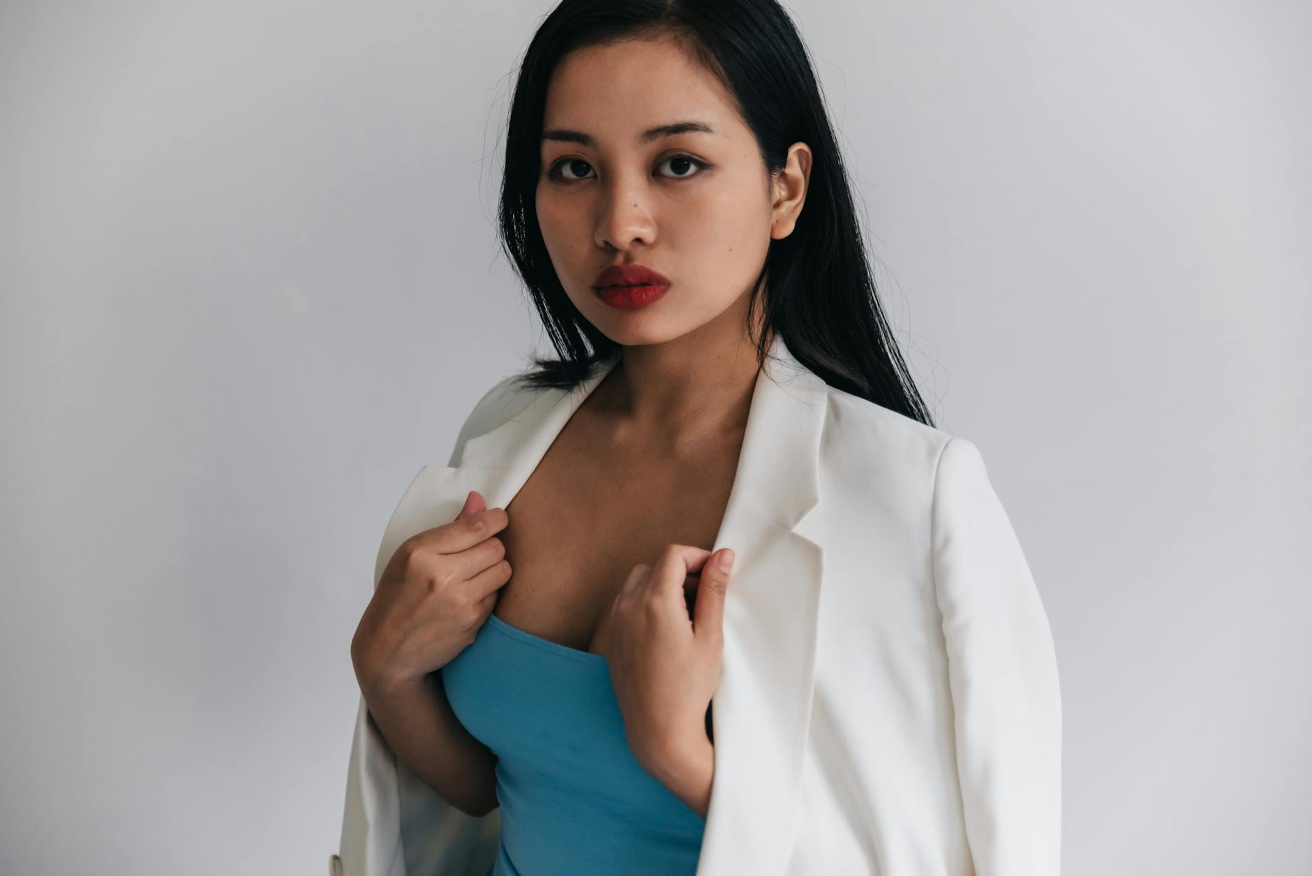 Elegancka kobieta w białej marynarce na weselnej stylizacji