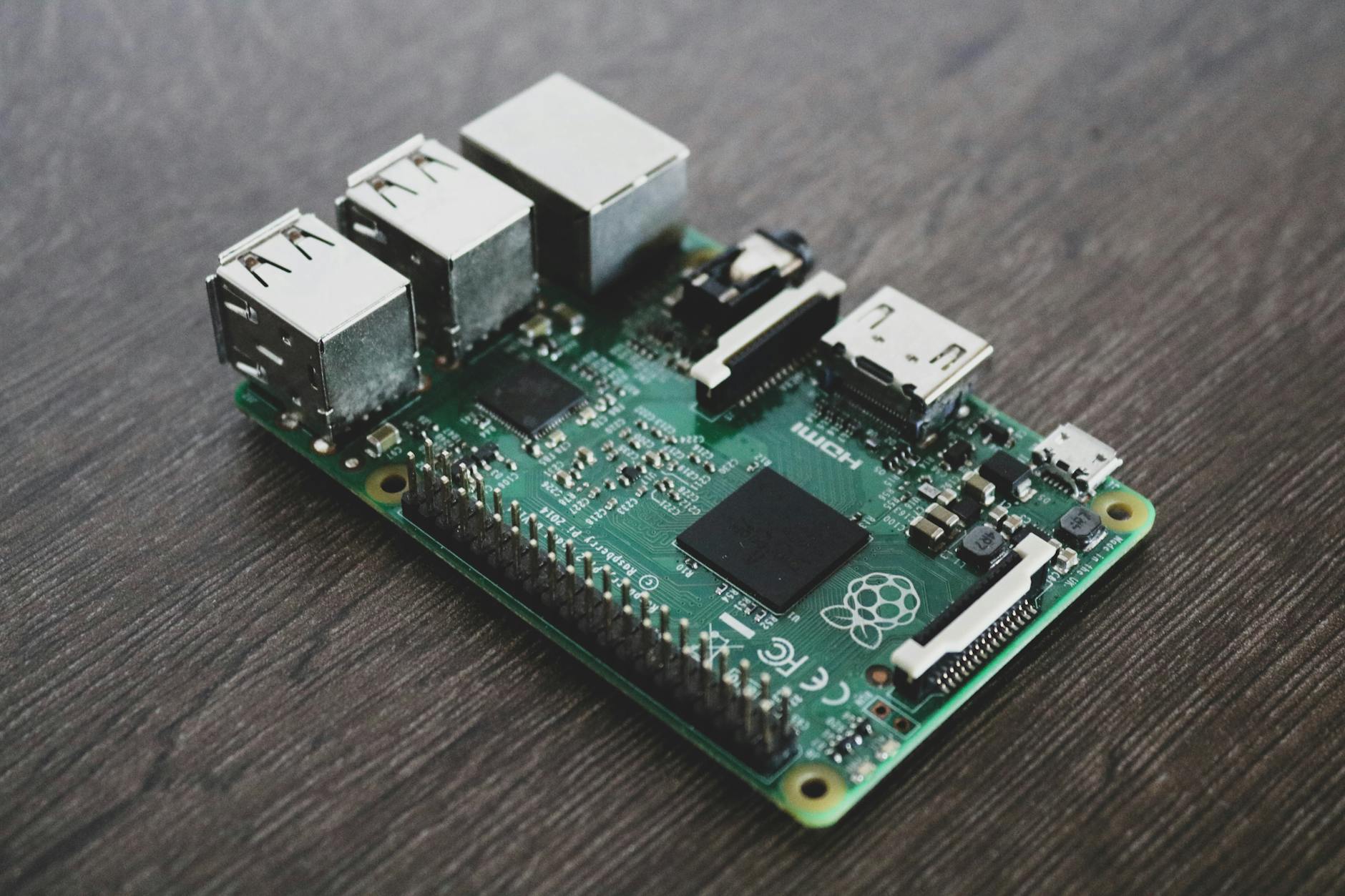 Zbliżenie na płytkę Raspberry Pi z widocznymi mikrochipami i elementami