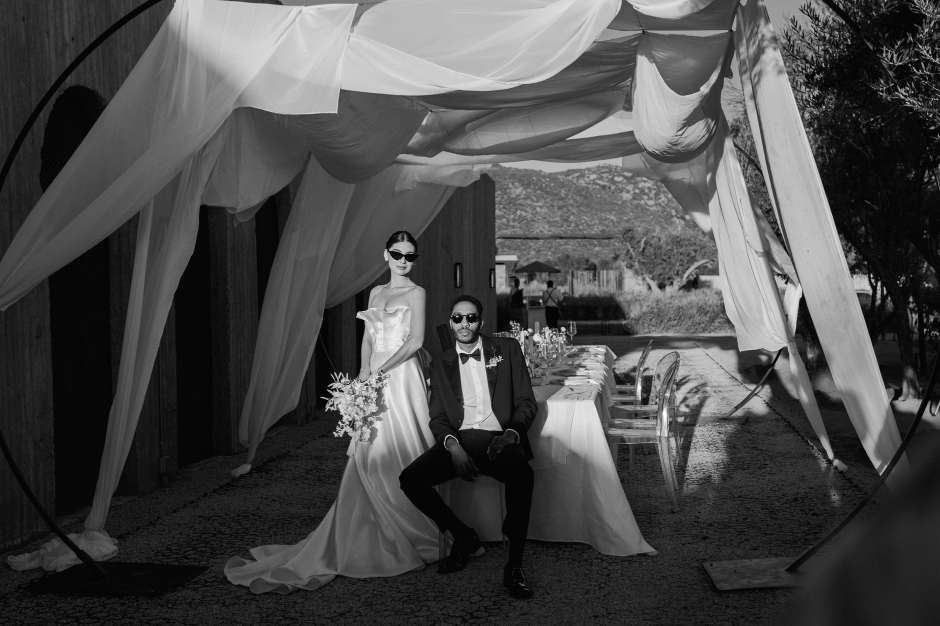 Para młoda przy elegancko nakrytym stole na plenerowym ślubie