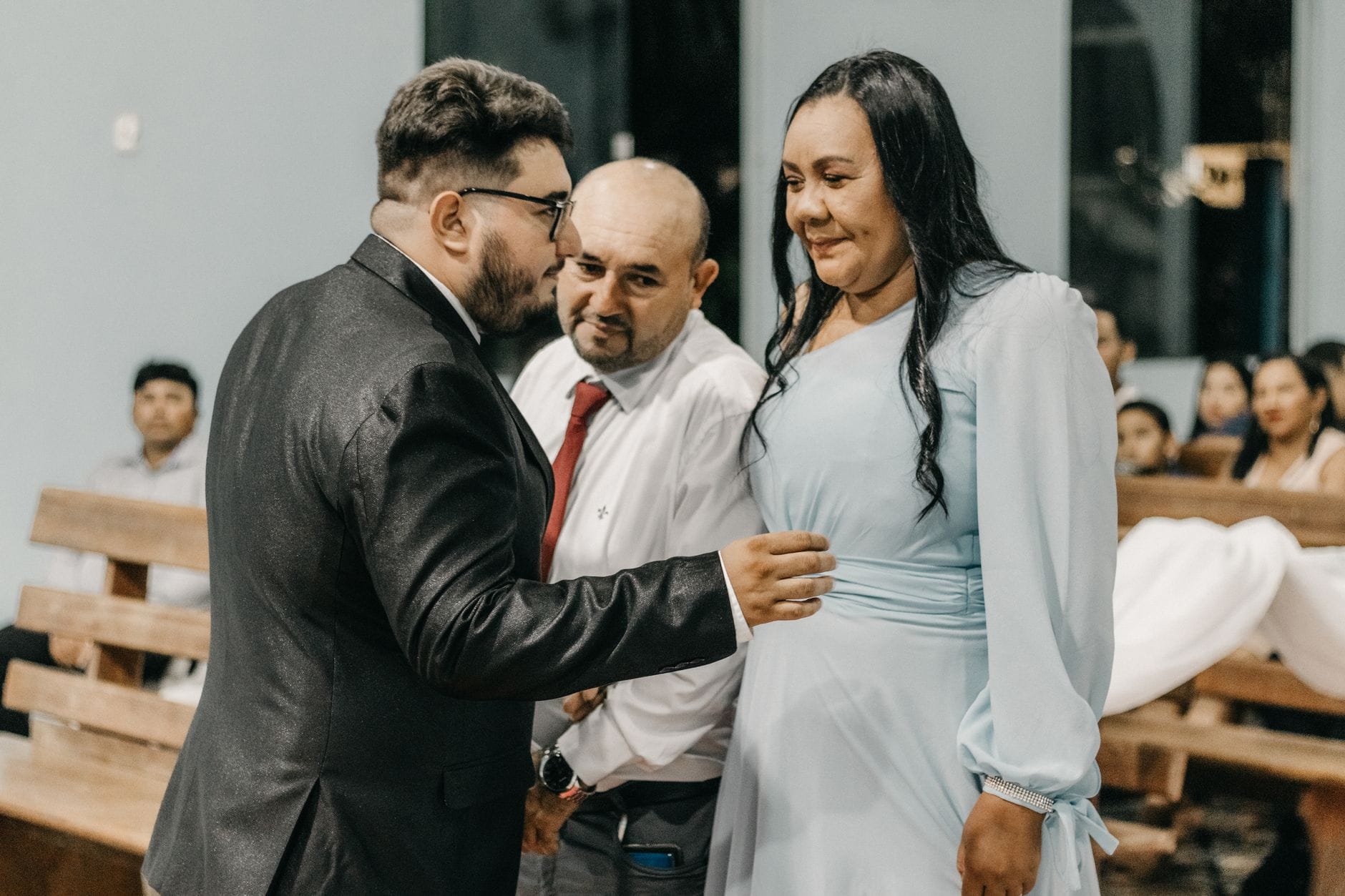 Rodzinny uścisk podczas ceremonii ślubnej