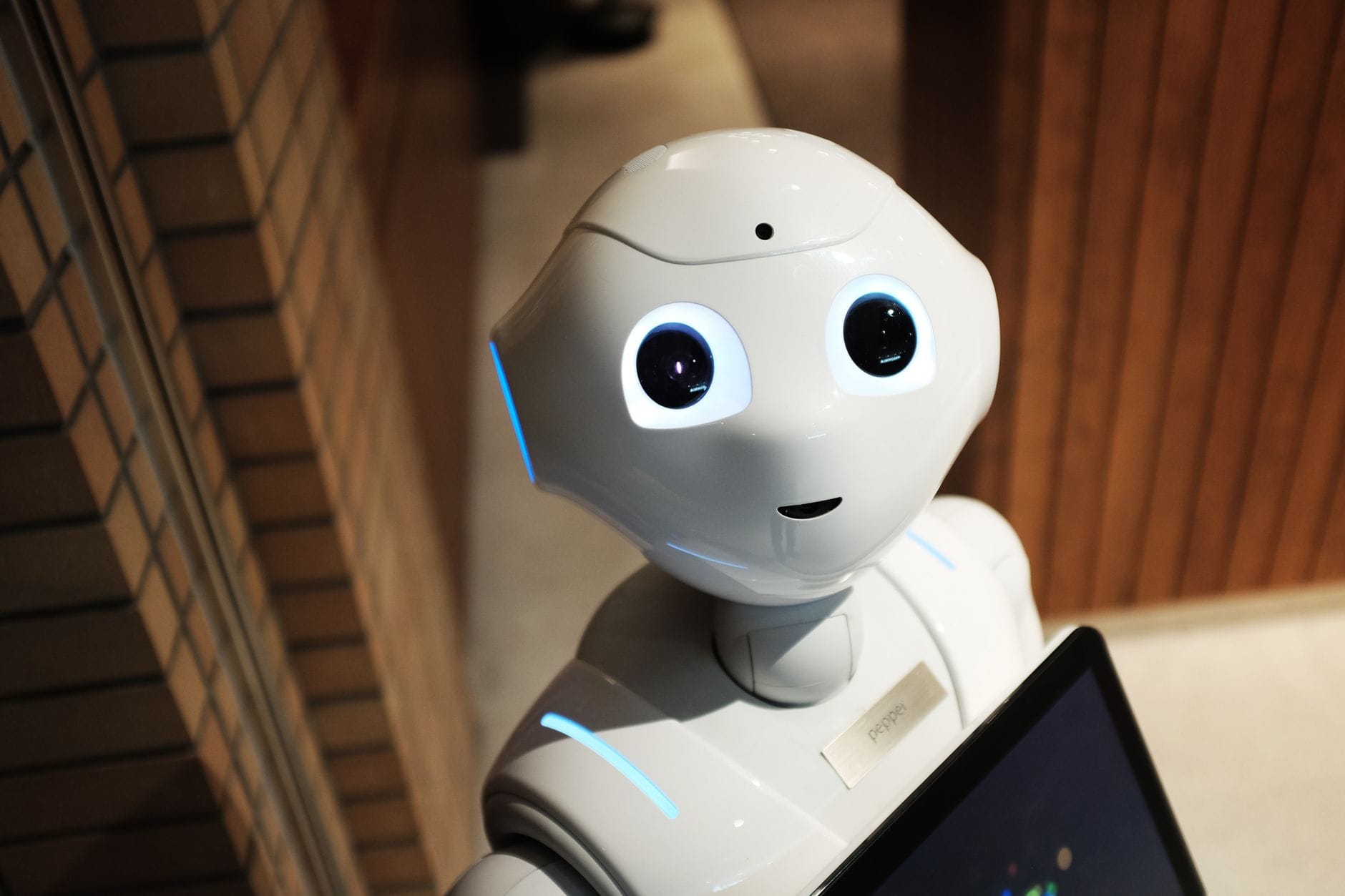 Humanoidalny robot w futurystycznym wnętrzu Tokio