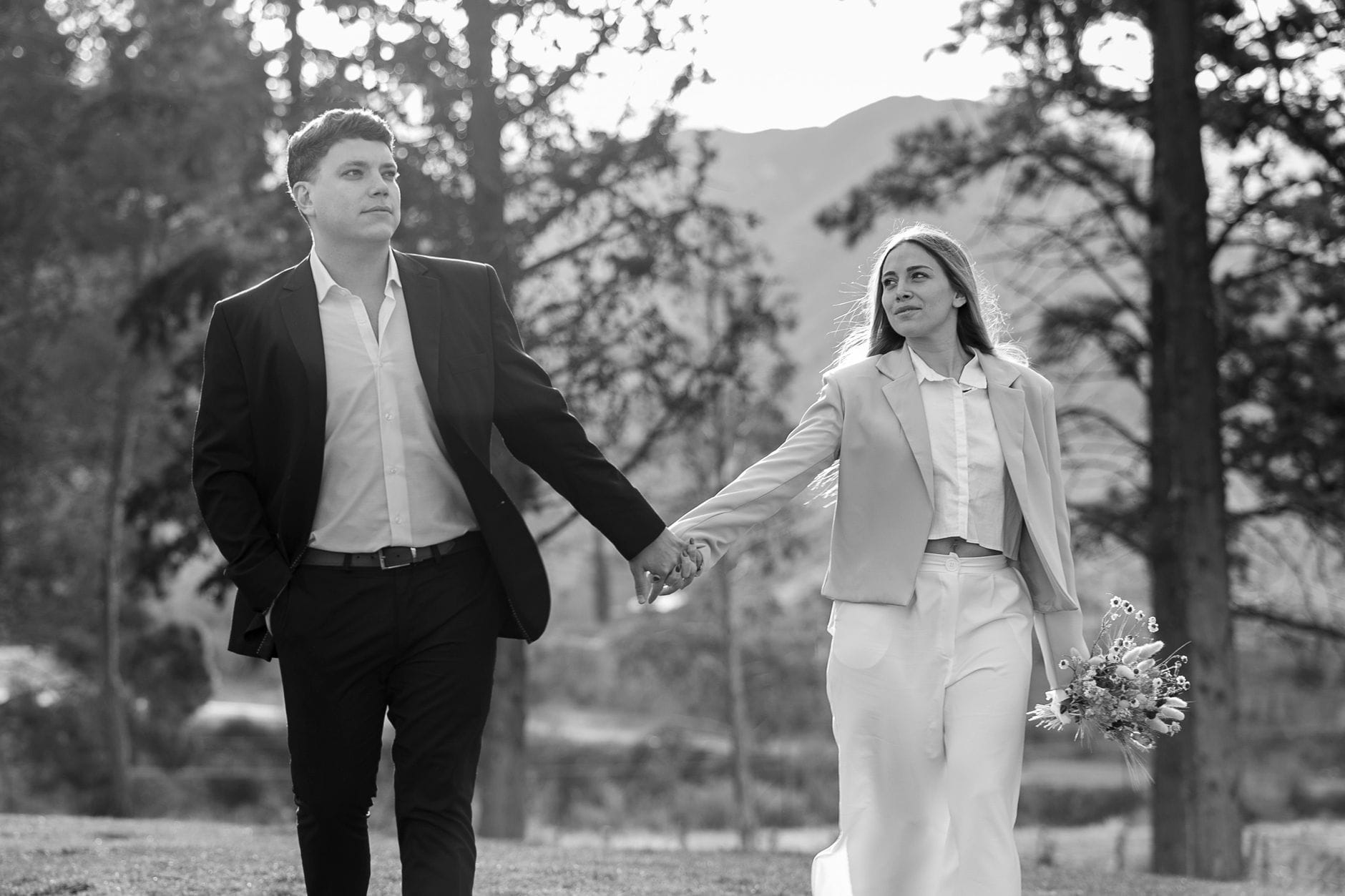 Para spaceruje po parku przed ślubem, elegancka stylizacja
