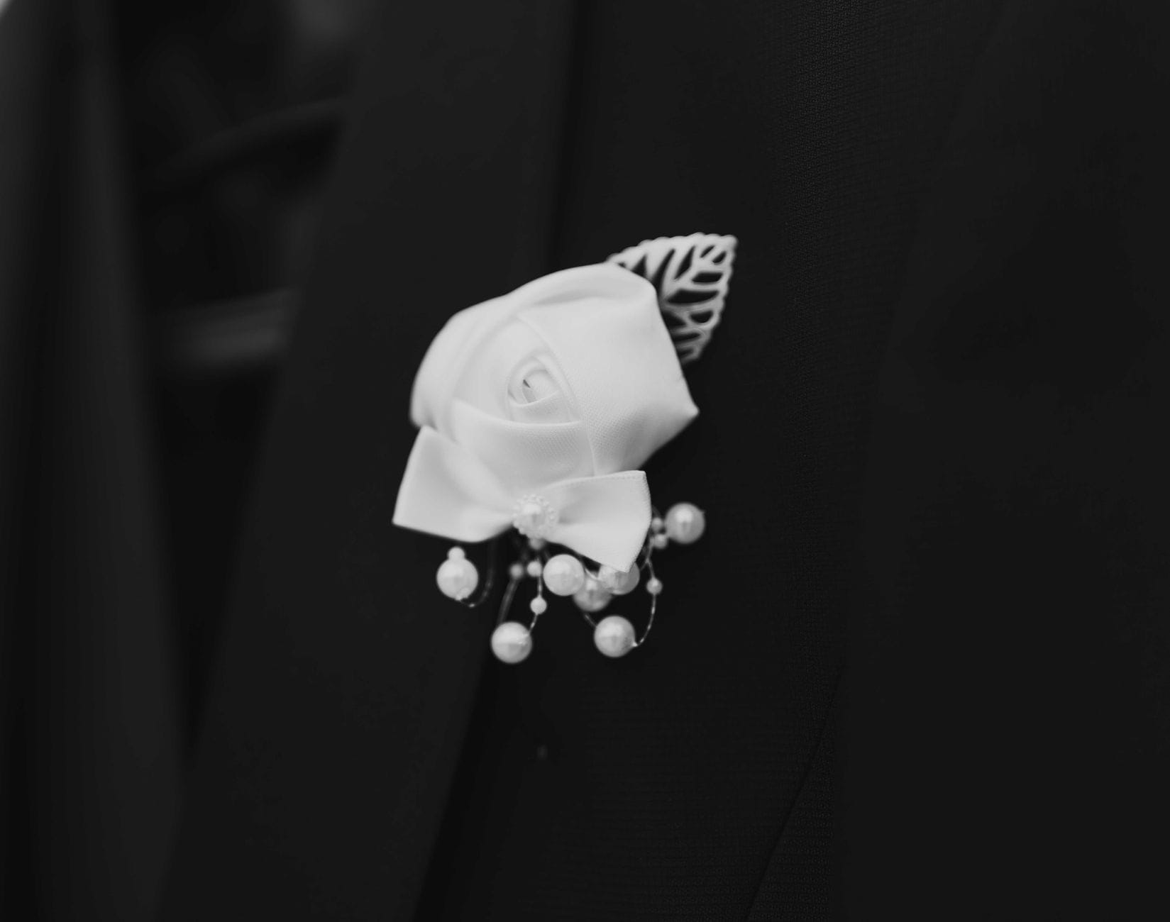 Jak ubrać się na ślub zimą: kobiece stylizacje w eleganckim wydaniu