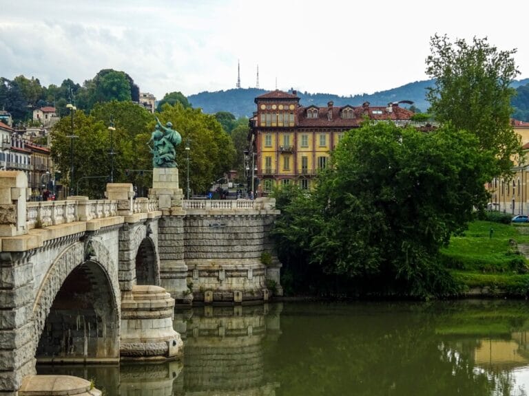 Zabytkowy most i zabudowa Turynu nad spokojną r